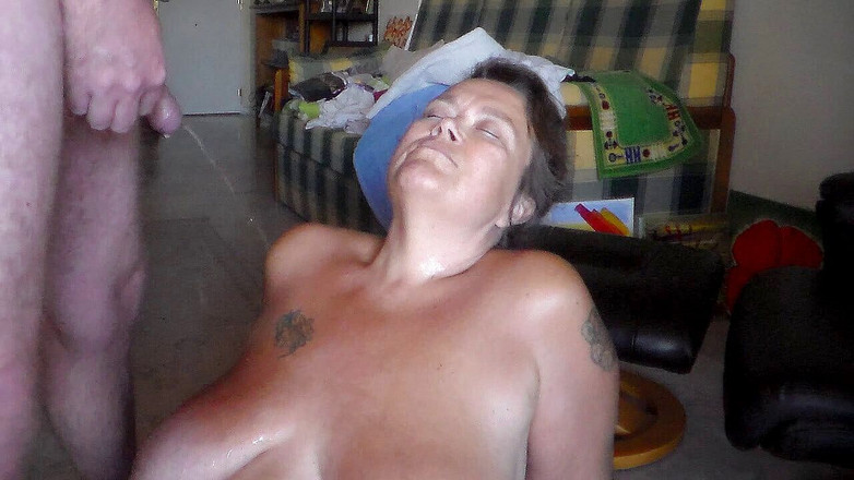 Sex hub couple: ジェンのおっぱいはジョンからおしっこシャワーを浴びています