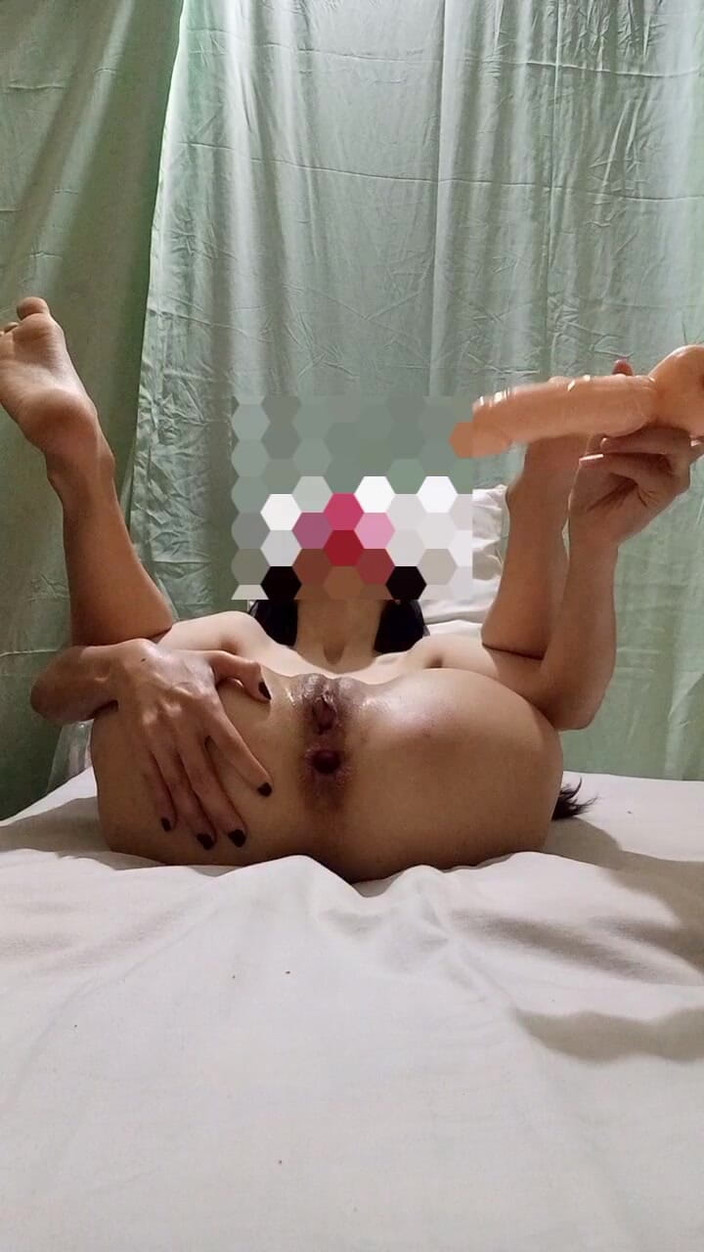 Prettysexdoll: 带厚假阳具的肛交第一次被她自己干