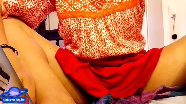 Saturno Squirt: Bir kız yoğun mastürbasyondan orgazm olan videoyu kaydediyor, roller için...
