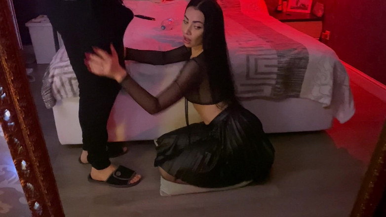 Slowly Tease: # 12 Ha alzato la gonna corta e si è succhiata in...