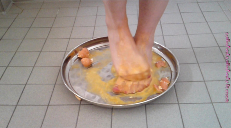 Carmen_Nylonjunge: Crush the raw eggs and piss ** nylon foot crushing **