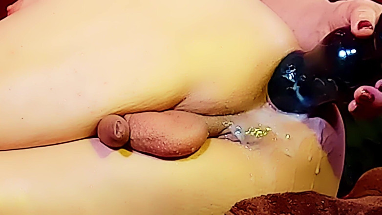 JenniferStarTS: Je baise ma tapette à gros cul avec un gode énorme à 3 blocs