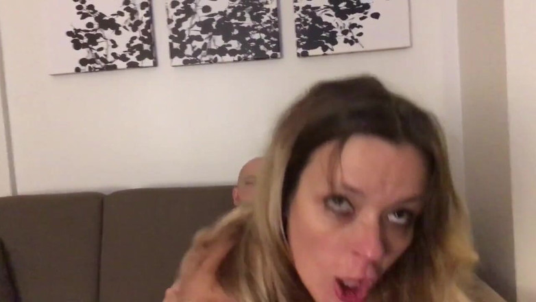 AlleyKatt: Người lạ địt vợ tôi lần đầu tiên vợ được chơi con cu...