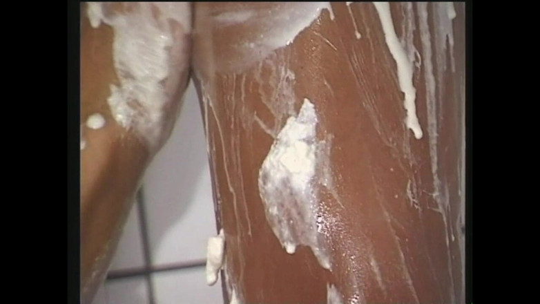 Muschi movie official: Милфу-брюнетку трахнул в задницу большой член в сауне