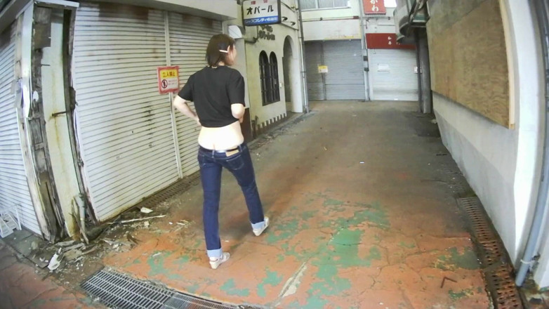 Mayumi Kanzaki: 야외에서 초저층 청바지를 입은 밀프.