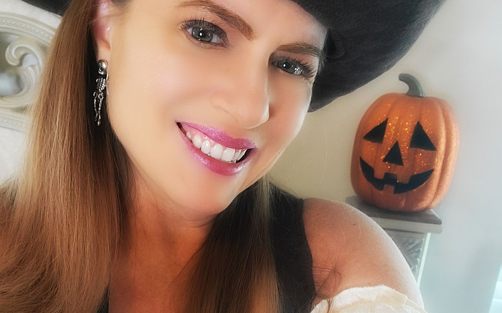 Nikki Nevada: Sexy piraat Nikki Halloween 2022 dildo zuigen en neuken met Joi