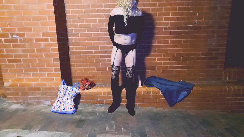 The Midnight Minx: 団地でのディルドプレイ