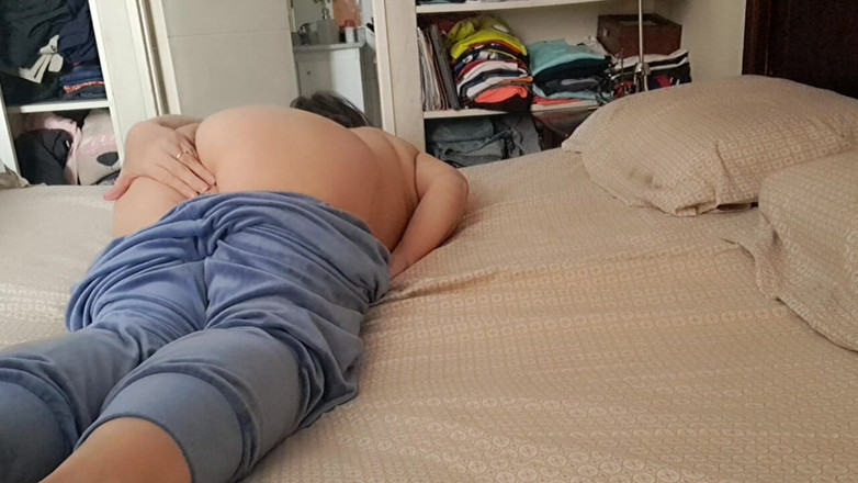 Mommy big hairy pussy: Мілфа трахає подушку товстушки