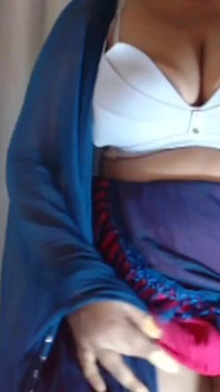 Țâțe mari sexy arată frecarea pizdei sfârcului.