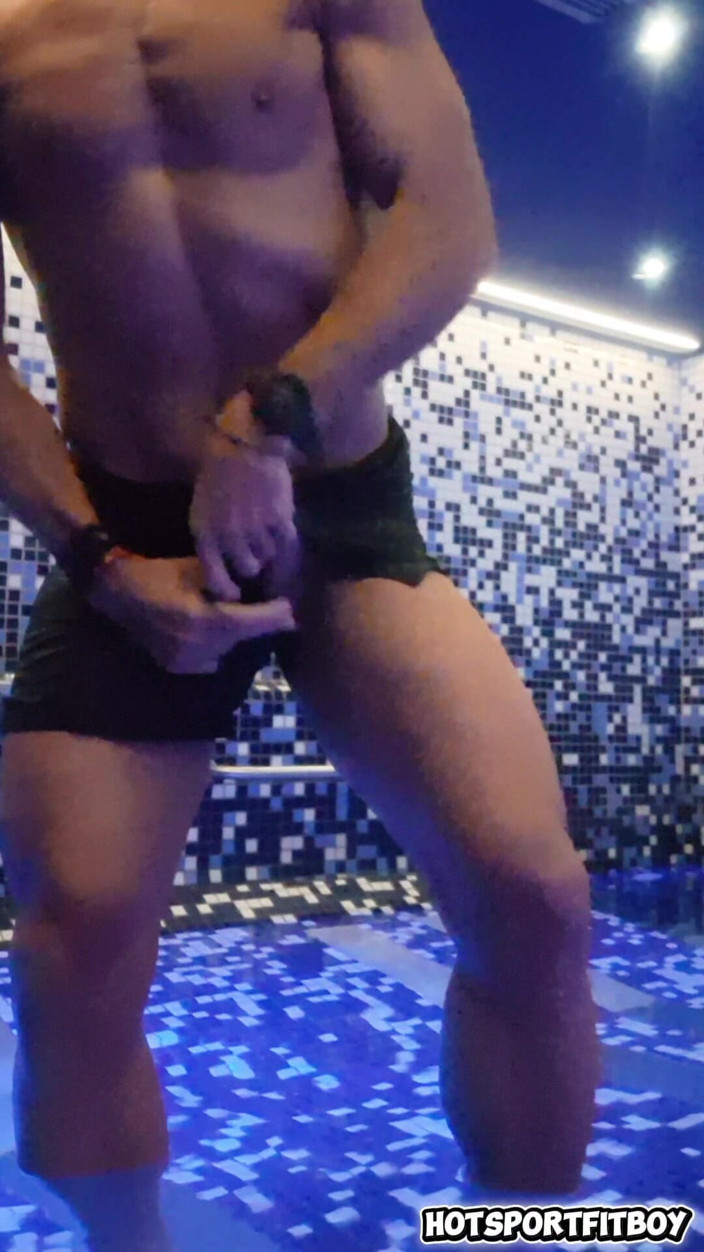 Hotsportfitboy: Masturbazione rischiosa nella lussuosa sauna spa - un grosso cazzo duro...