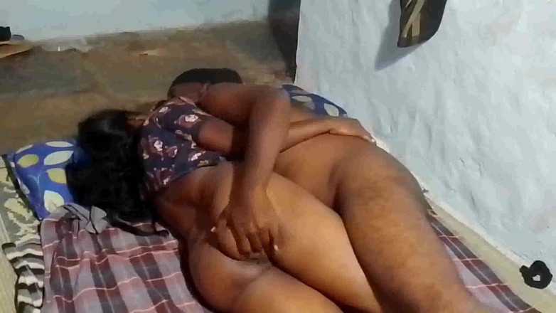 Desi palace: Tubuh seksi pembantu India