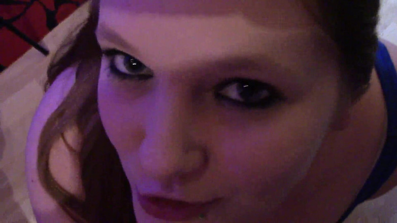 AmateurBBW: Pacarnya menelepon saat aku menyepong