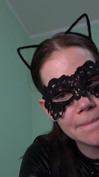 Catwoman bermain dengan tetikus dalam sudut pandangan pertama