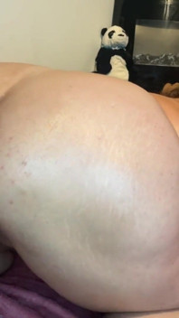 Cette salope excitée gémit beaucoup et supplie d’avoir une bite en elle tout le temps