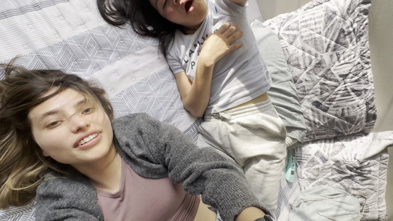 scarlettandc: Aku dan tetanggaku lagi asik gulat kaki wanita, menggelitik, dan...