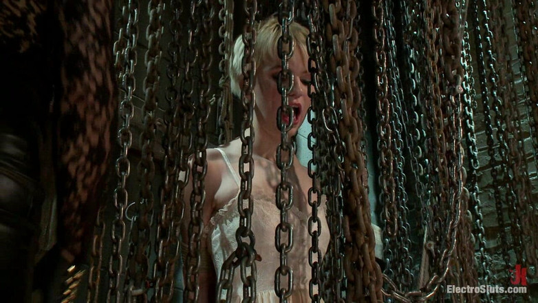 Electrosluts by Kink: Elektrické řetězy ji drží v zajetí