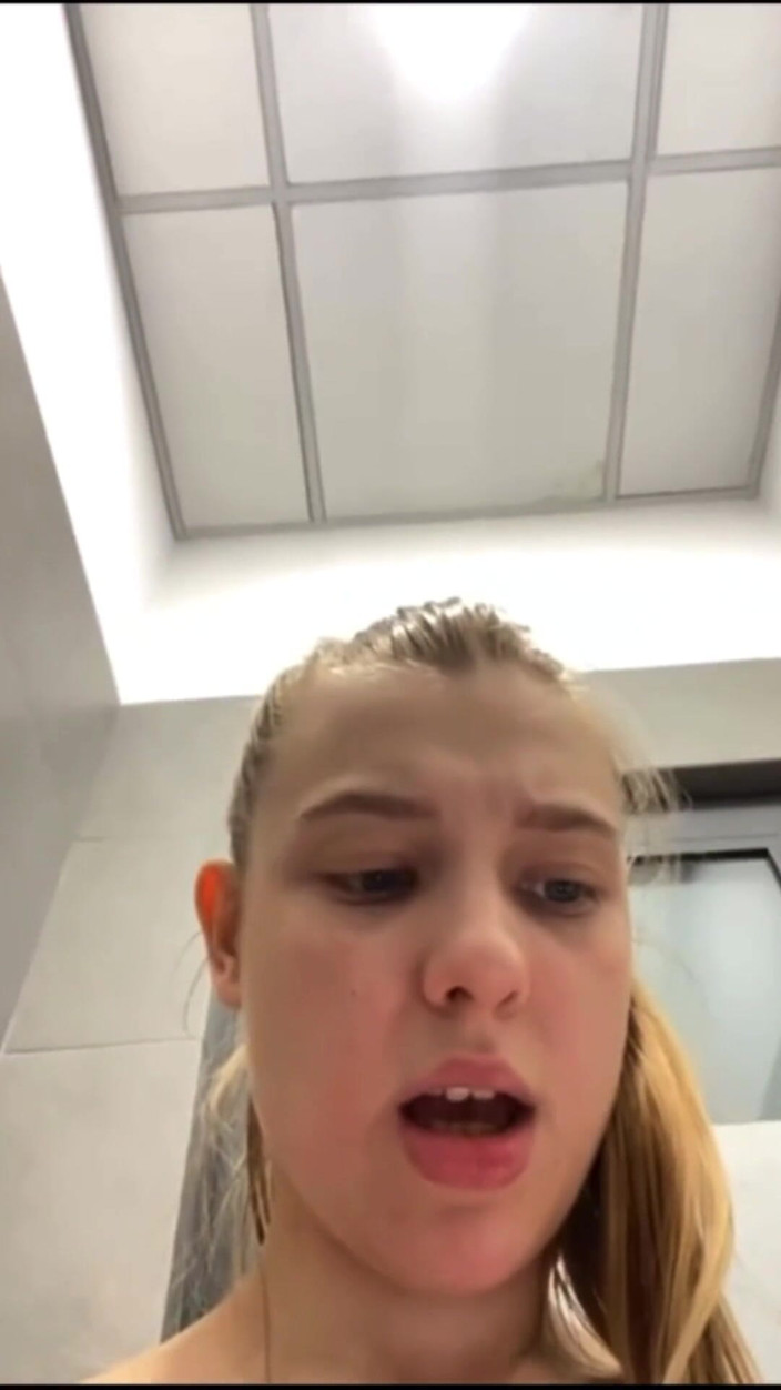 JuiceLussie: Stříkání v šatně