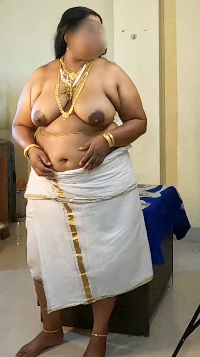 Anne Ipe: Indisk flicka i traditionell klänning, toplös fotografering i smycken