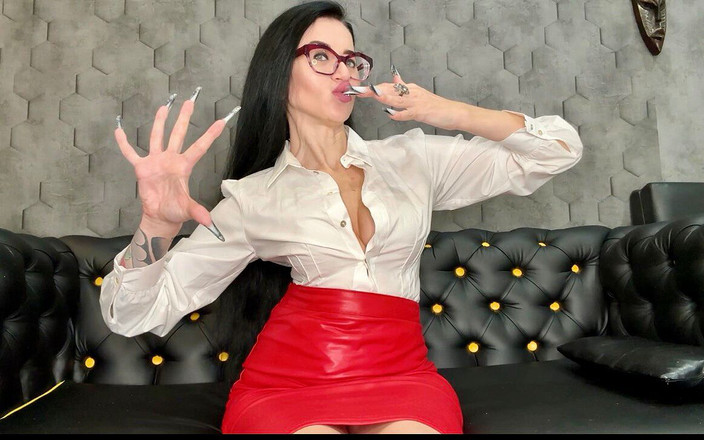 Julia domaina: Kuku panjang bentuk badam gothic, fetish blaus dan kulit merah...