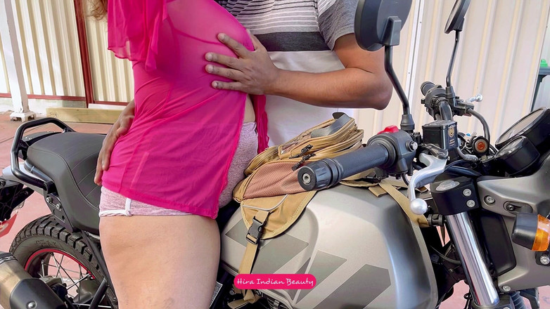 Hot 365 Entertainments: インドのカップルがバイクで官能的な愛を交わす - 押し合い、乳首の遊び、バイクでのキス