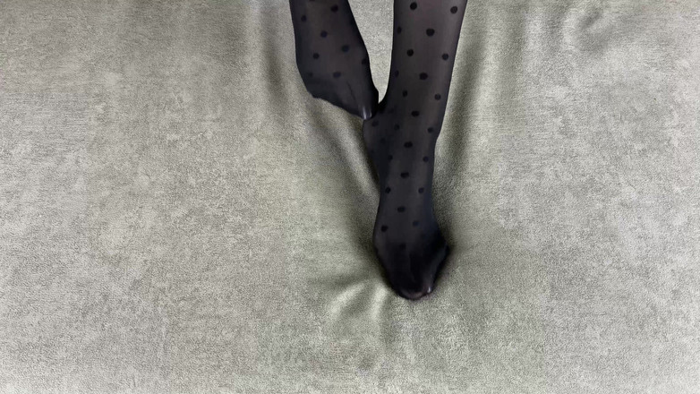 Gloria Gimson: Awek cantik menunjukkan seluar ketat nilon hitamnya yang cantik