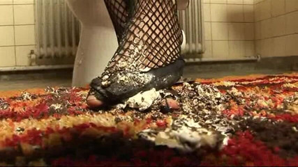 Doris Distel: Stockinged chick crushes coockies
