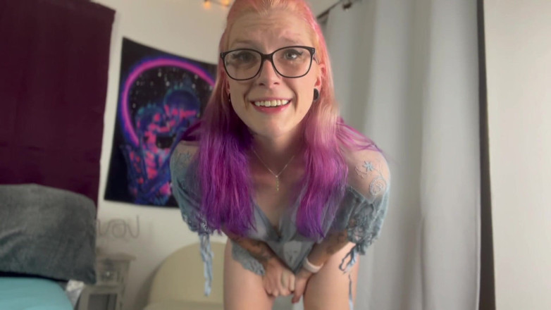 Missellie8: Pussy Spreading and Fingering