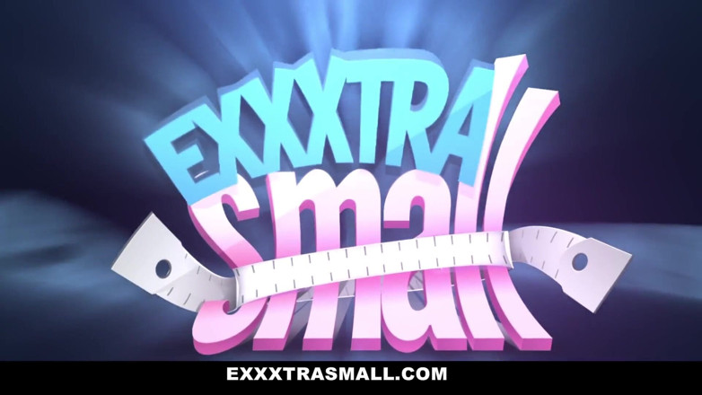 Exxxtra Small: 젖탱이를 빨아주는 겸둥이 십대