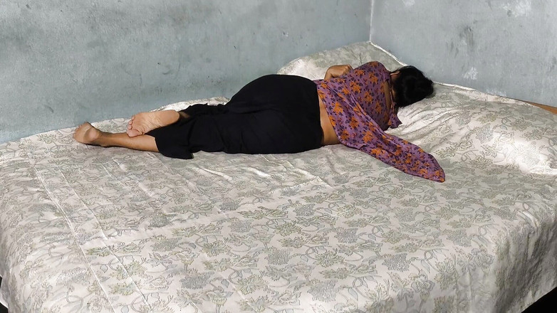 SAFI-SEXY: 義理の兄は義理の妹をマットに寝かせ、彼の太いチンポを彼女のマンコに挿入し、彼女を激しくファックしました