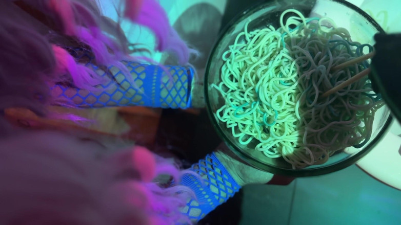 NaomiPerv: Được cho ăn mì từ nhà vệ sinh