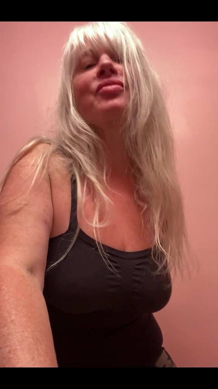 PaintedRose: Styvmamma i yogashorts i hennes badrum