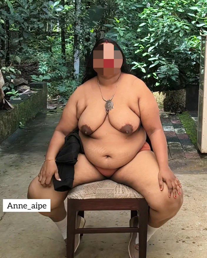 Anne Ipe: Chica india curvileña en chaqueta negra se desnuda completamente para...