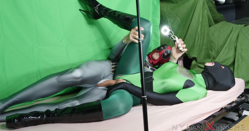 Nylon Xtreme: Nora fox tam yeşil leotar ve naylon