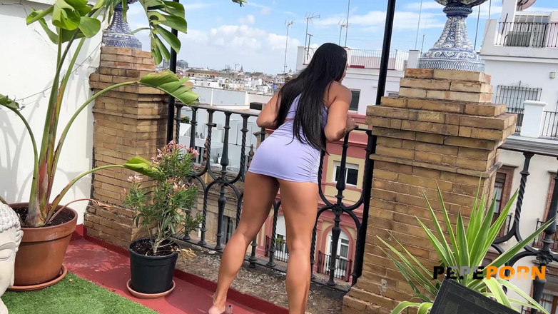 PepePorn: Kim hot会和这个年长的爸爸在屋顶上玩一个精彩的场景！