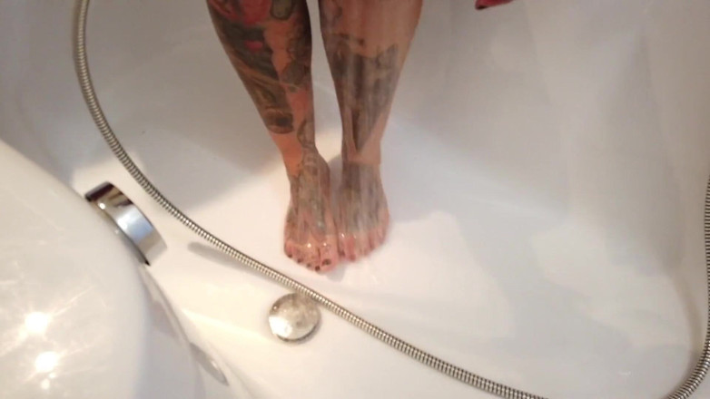 Fetish videos by Alex: Milf bionda tatuata si lava i piedi