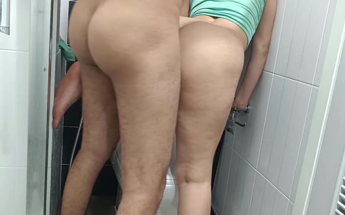 Indo Sex Studio: 和我继母的朋友在浴室里做爱