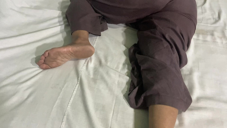 SAFI TV: 印度德西女孩独自在家时与她的继兄弟享受