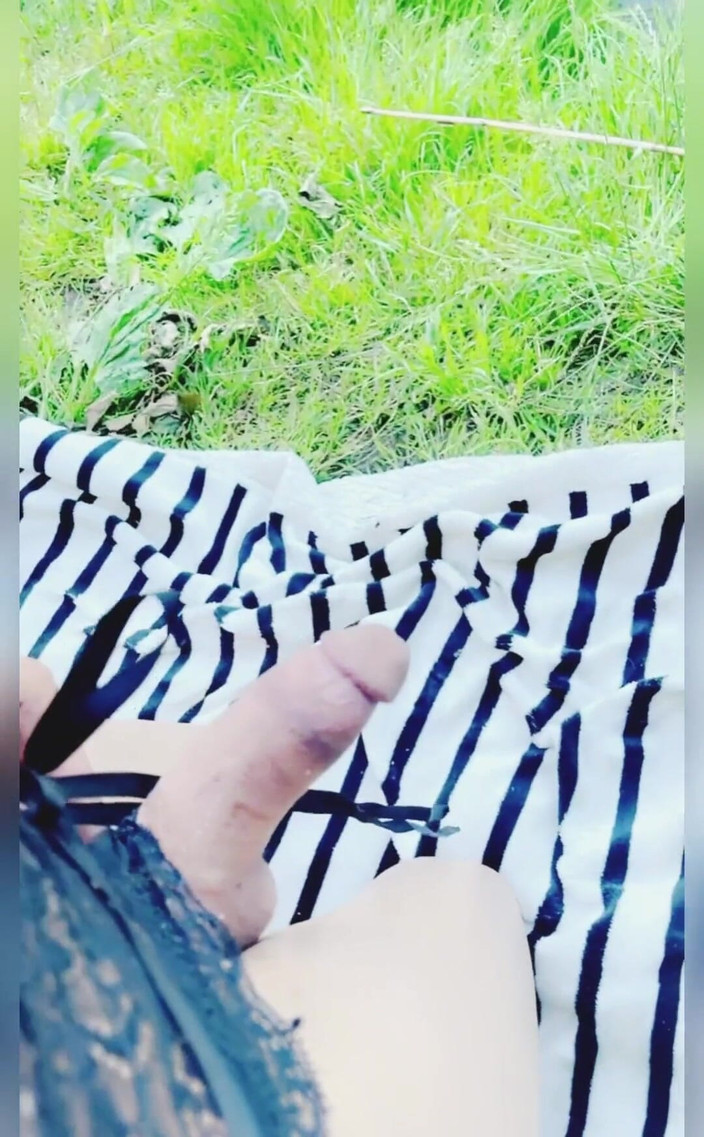 Shemale: Melancap dengan mainan seks saya di luar rumah