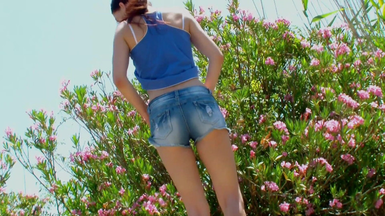 Spaingirl Natalie: Pee on river