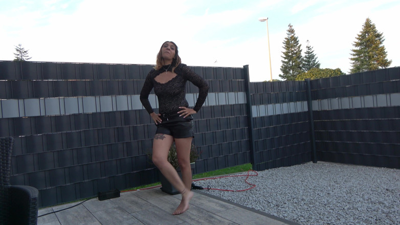 Aleman-Adult-Actor: Mila Bläst Zum Happy End