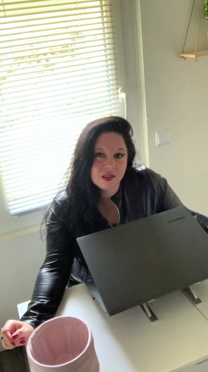 Maitresse Clara: Vorladung ins Büro von Herrin Clara