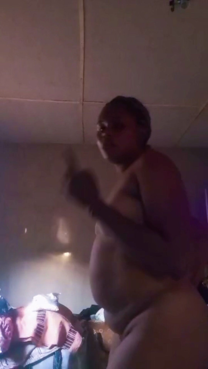 Lovelee: Hony Nigeriaans meisje raakt zichzelf aan op een live video