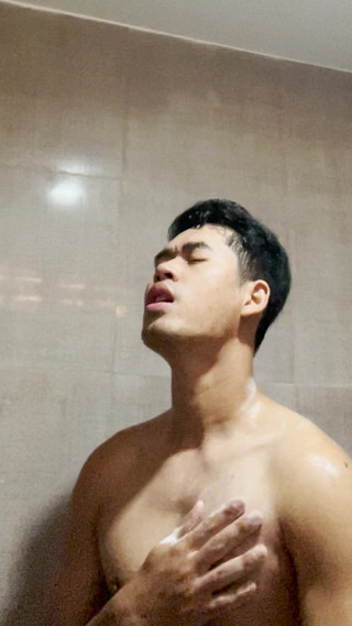 Apichat Booncharoen: Ron solo no banheiro