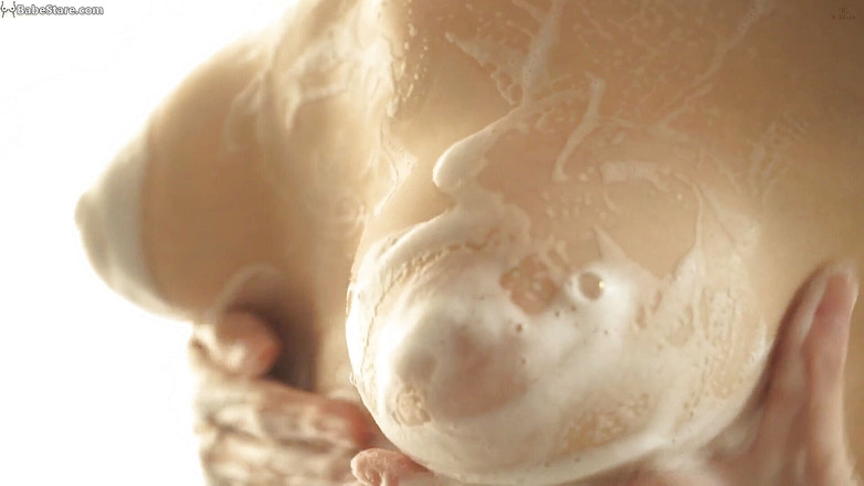 Babe Stare: 穿着粉色内衣的亚洲女孩表演