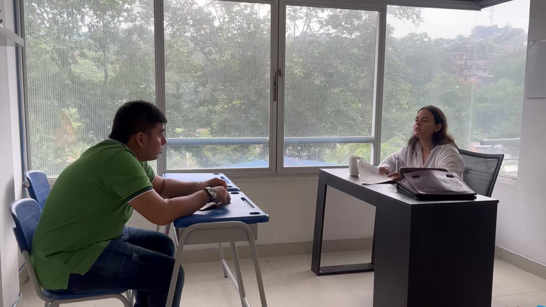 Pronoia Mey: Mă culc tare cu profesoara de engleză în timpul orei