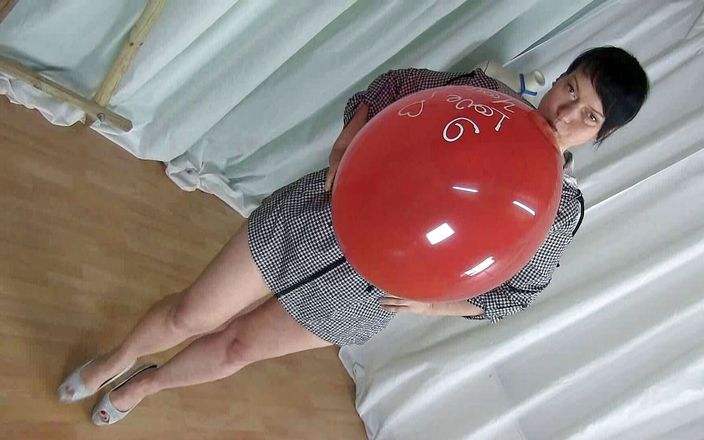 Yvette xtreme: Balloon popping
