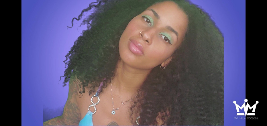 Mya Mula Goddess: Güzel kıvrımlarıma tap