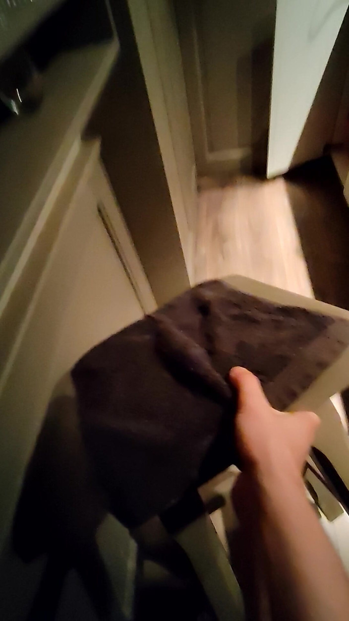 LcDream: Petite Bite Éjaculant Sur Un Tabouret De Bar En Préservatif