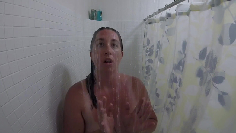 Lizzy Price: Shower time fun while singing
