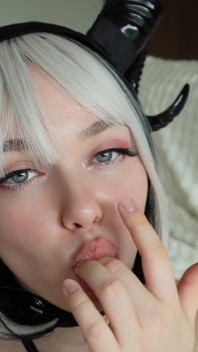 Cosplay plagen: close-up poesje spelen en intens orgasme